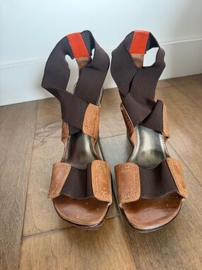 Theory Yeva Women’s Brown Leather and Stretch Sandals